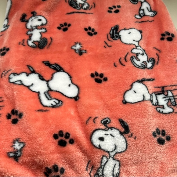 Peanuts Snoopy Berkshire Coral/Orange Throw Blanket - Picture 2 of 4
